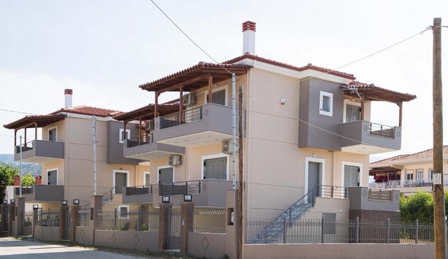 Electra Maisonette with Garden near Sea in Kamárai