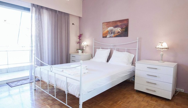 Elegant 2 Bd Apt with Balcony in Korydallos Square in Koridallos