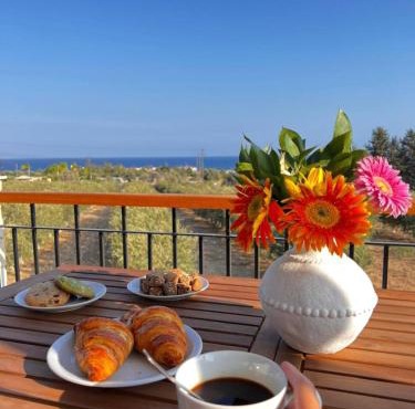 Eleonas Seaview Cottages in Alaminos