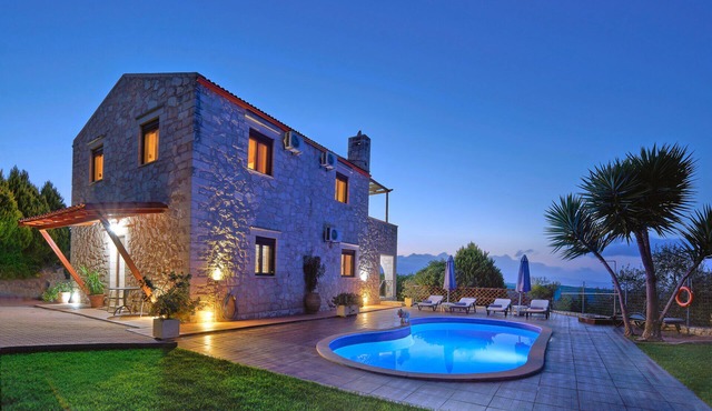 Elina Villa, a stone villa with private pool, bbq and sea view in Platanias