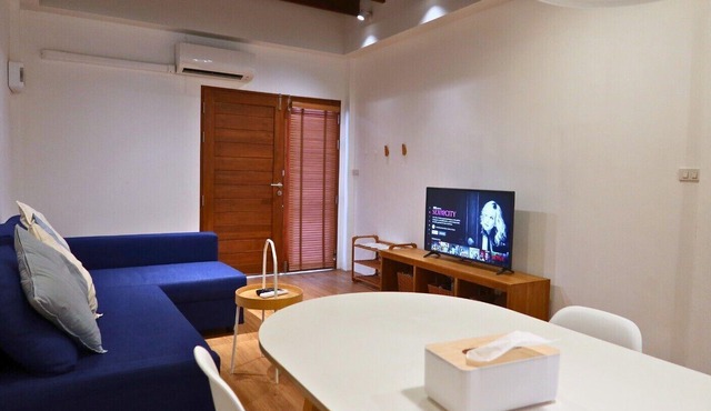 Entire home in Chang Phueak, 5 mins to Old City. in Chiang Mai
