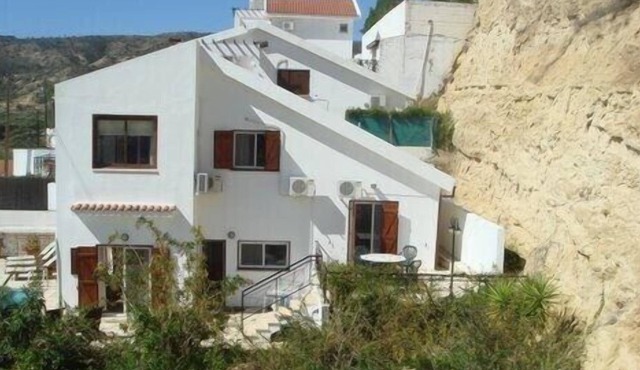 Family holiday 4 bedroom Villa within walking distance of sea