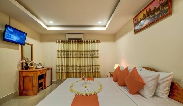 Family Room: 1double bed & single bed - free breakfast