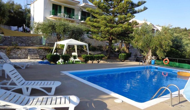 Frankis Apartments Agios Spyridonas Perithia in Ypsilás