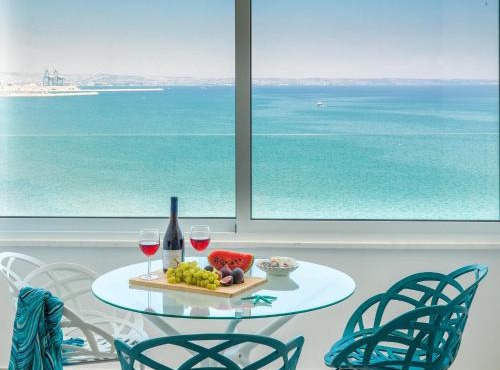 Front-Row - Skyline Retreat - Pool Access in Larnaca