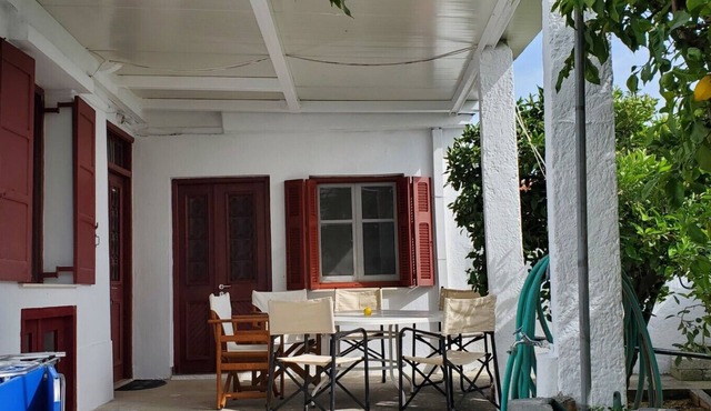 Gorgeous 2-bedroom cottage with AC in charming Glossa in Glossa