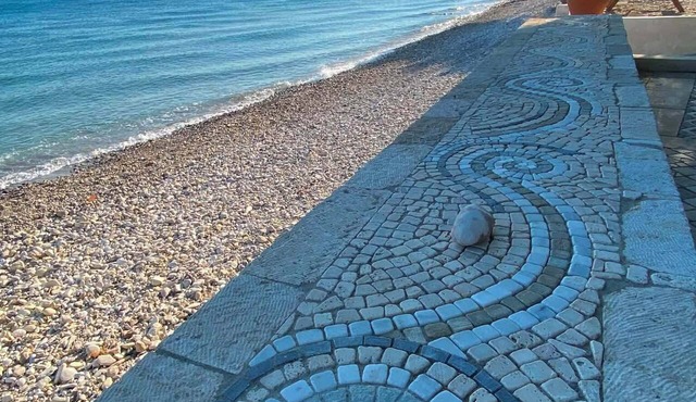 House on the Waves in velanidia ormos marathokampos