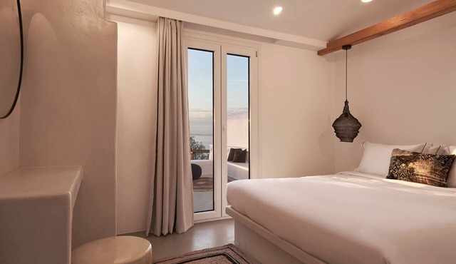 Hill Club Naxos