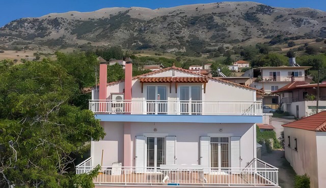 Hillside Hideaway mountain villa with views, shared terrace, and private garden in Skiadas