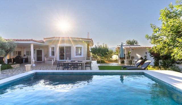 Holiday Home 'Luxury Country House' with Mountain View, Wi-Fi and Air Conditioning in Saronikos