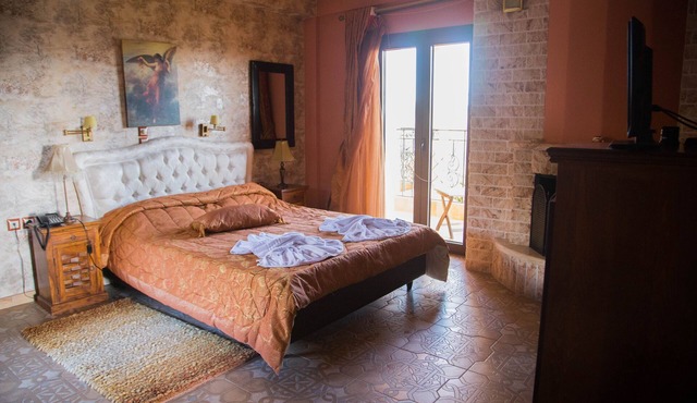 Honeymoon Suite Two Space Apartment in Lake Plastiras