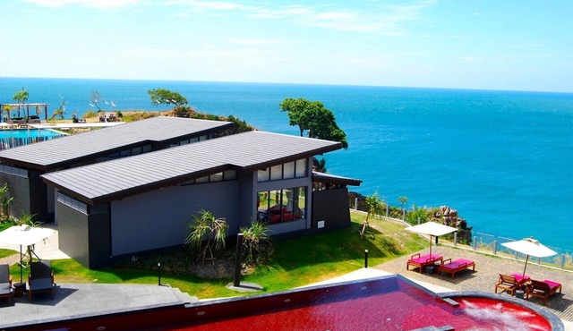 Houben is a private boutique with sea-view rooms graciously perched on a cliff.