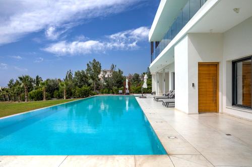 J&C Villa Seacave with Infinity Pool in Paphos