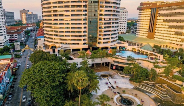 Jomtien PLAZA Condotel. sleeps 3