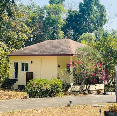 Jungle Breeze Bungalow 8A, Fast WiFi, Quiet Retreat