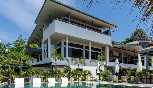 Large 3 bedroom penthouse apt. in Long Beach with seaview