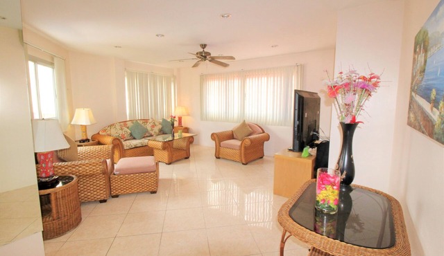 LARGE APT. 2 BED POOL VIEW WALK TO BEACH
