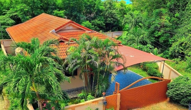 Large Bungalow with 3 bedrooms, 2 bathroom, covered secure parking, pet friendly