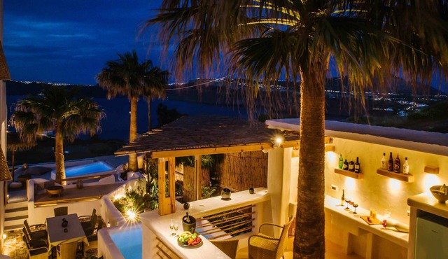 Lavish 5 BR Villa With Refreshing Pool And Jacuzzi