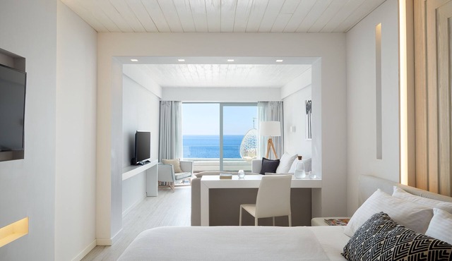 Lichnos Beach Hotel & Suites in Parga