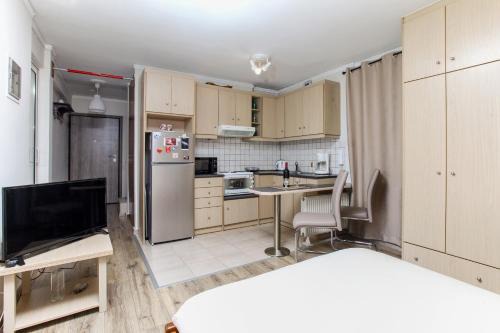 Loft condo next to metro station. Amazing view! in Athens