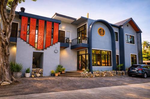 Loma Marine Pool Villa near Sea-Tran Pier Donsak