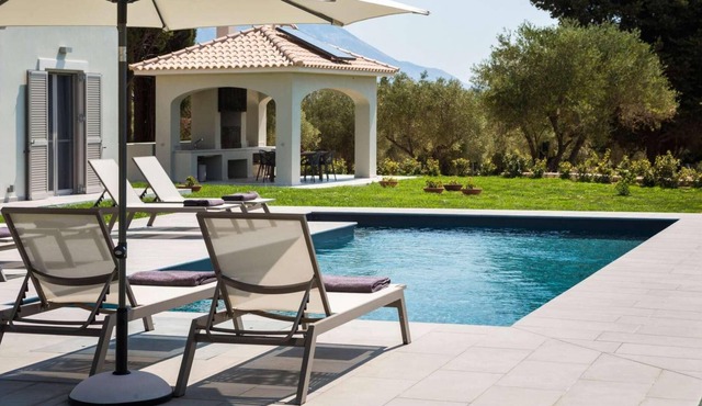 Lux villa walking distance to shops & restaurants in Svoronata