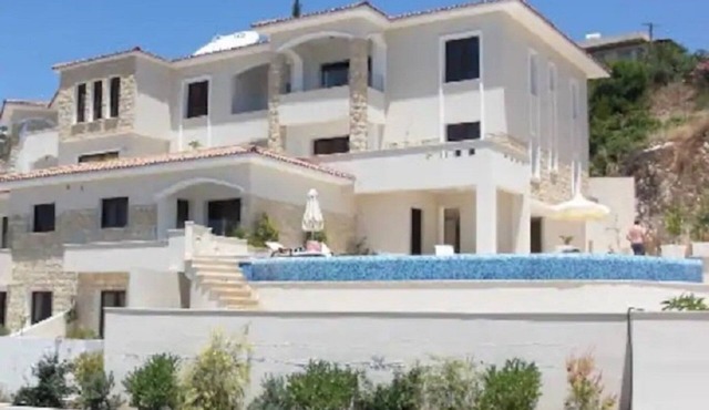 Luxurious, top floor apartment with infinity pool. and stunning panoramic views in PEYIAS