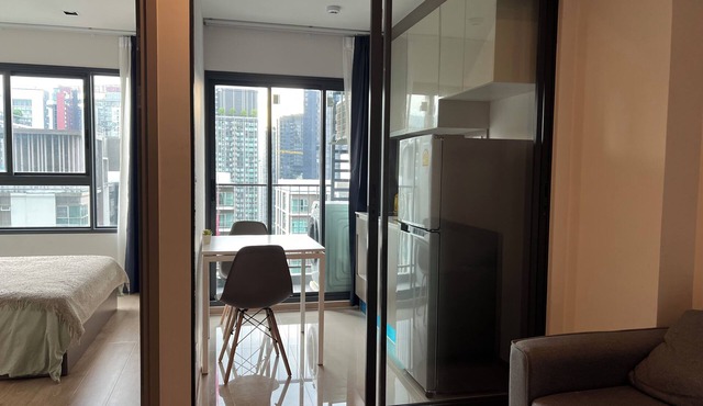 Luxury 1-bedroom w/Wifi, Standing Desk & Infinity Pool, 100m from MRT & Shopping