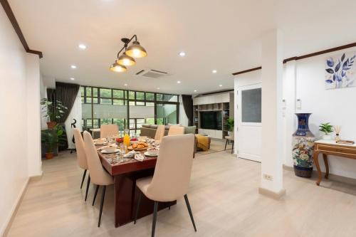 Luxury 4BR 250 sqm 5 min to BTS Sukhumvit 26