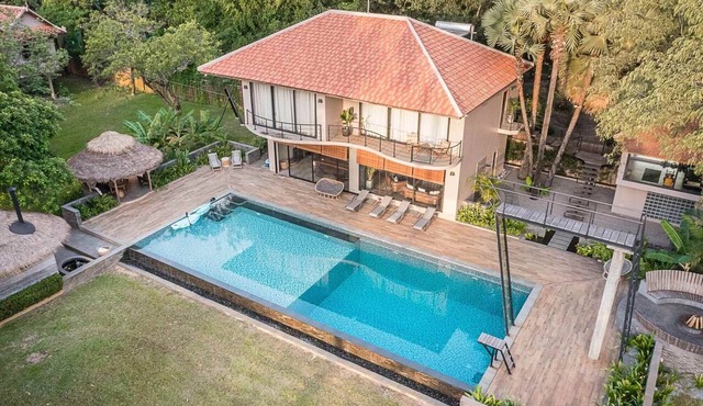 Luxury 6 bedroom fully serviced island with a many activities for young and old.