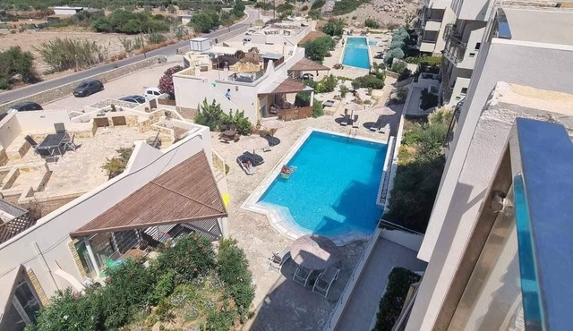 Luxury home with ocean views—private rooftop with 2 pools, 200 m from the beach. Max 6 p in Λιθίνες