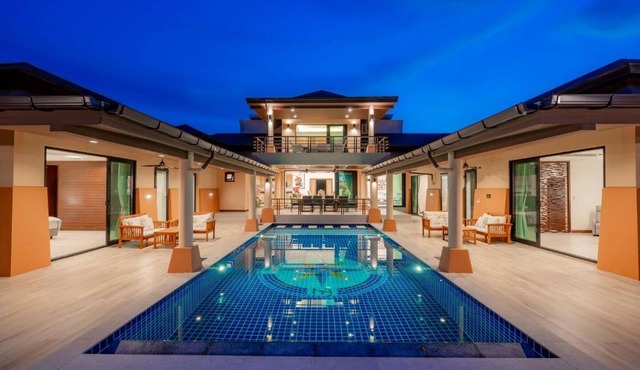 Luxury Peninsula Near The Beach