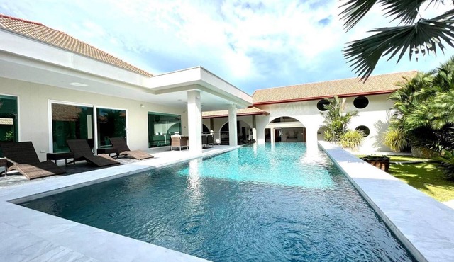 Luxury Tropical Pool Villa – 5 Bedrooms, Perfect for Families & Groups