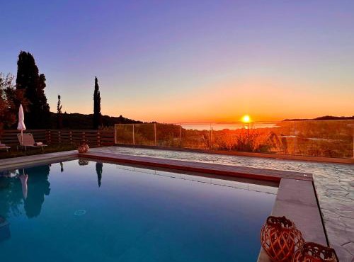 Luxury Villa Makris with private heatable pool by DadoVillas in Kavvadádes