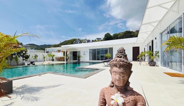 Luxury Villa with Unique Glass Pool 5BR 10 Guests