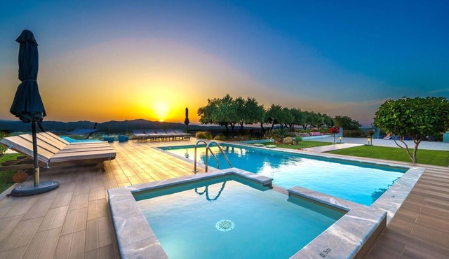 Luxus-Villa Freier beheizter Pool Atemberaubende Aussicht Kreta by Interhome in Agia Marina