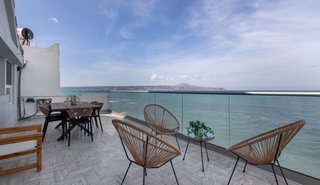 Mario Luxury Seafront Penthouse with Jacuzzi – Casa di Mario, Kalyves, Crete in Kalives