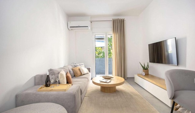Modern 1BR in Koukaki l Balcony l Near Acropolis in Athens