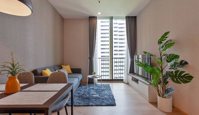 Modern 2 bedroom apartment in luxury condo in Asok neighbourhood