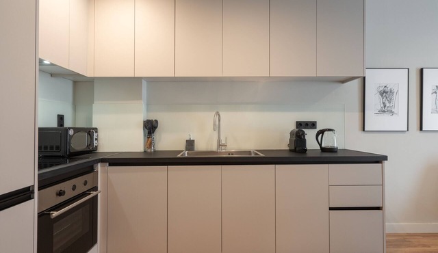 Modern 2BR w/Rooftop Sauna/Gym/Meeting Room