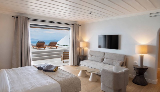 NĒRO Hotel in Santorini