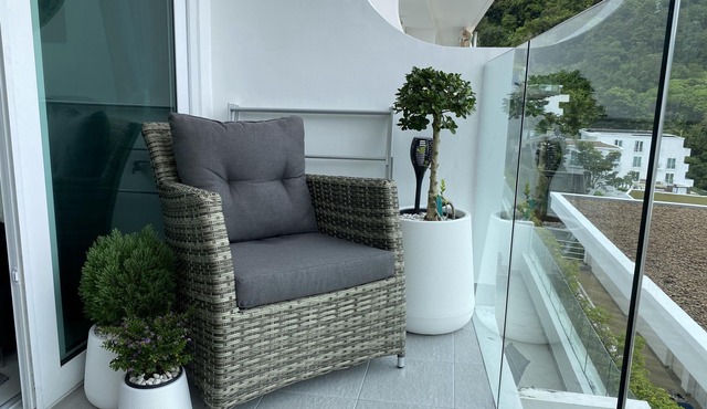 New luxury sea-view apartment in 5 min drive from beach!
