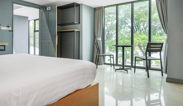 Nora Lakeview Hotel