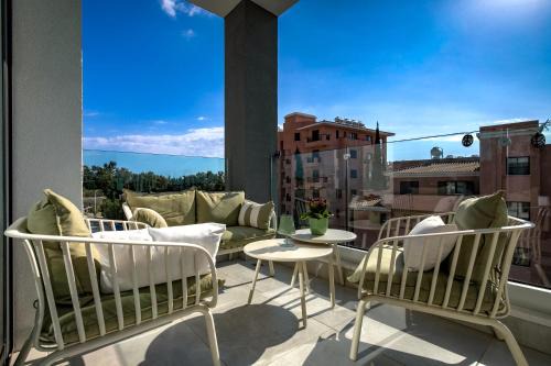 Oasis 301 Gorgeous Modern 2-Bed Complex Pool in Paphos