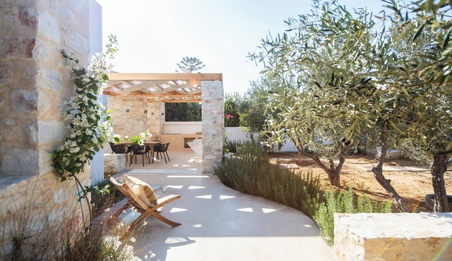 Openspace Garden Apartment with BBQ By Triotissa Local Living B2