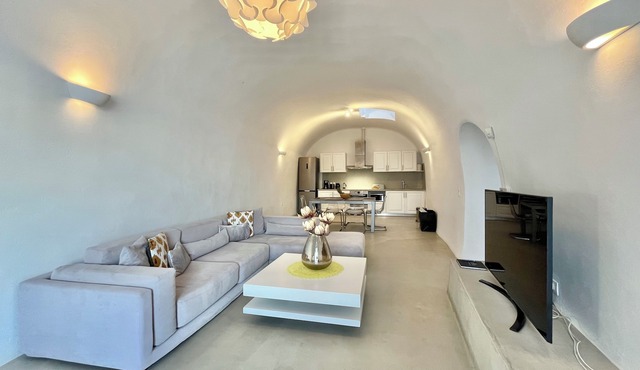 Our Island OASIS (3000 sq ft of Living Space) Walk to Fira!