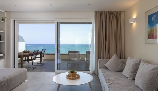 Pasithea Suite | Beachfront Getaway