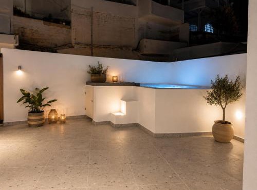 Pattys Desing Suites- Private Hot Tub with yard- Fira Center