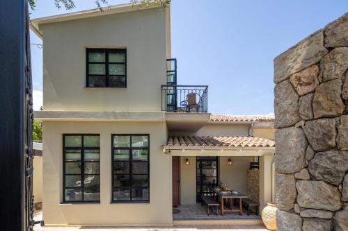 Petra House - Renovated Stone Villa with Courtyard in Perama